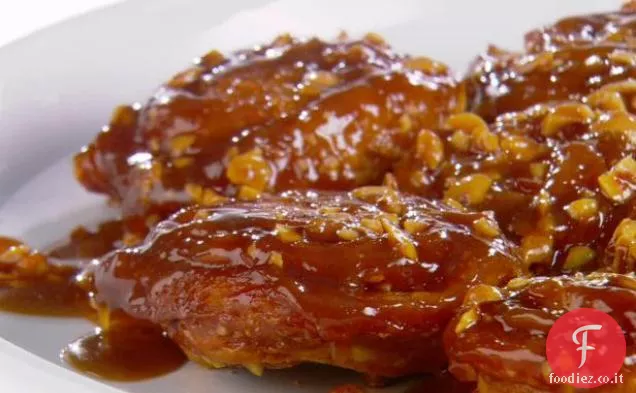Dolci e appiccicosi rotoli di caramello-nocciola