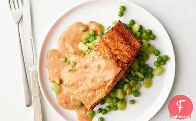 Salmone alla griglia con salsa di crema di pomodoro