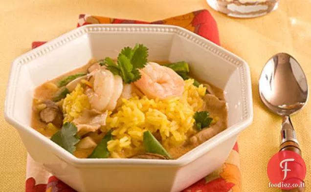 Riso allo zafferano e zenzero con zuppa di curry rosso tailandese
