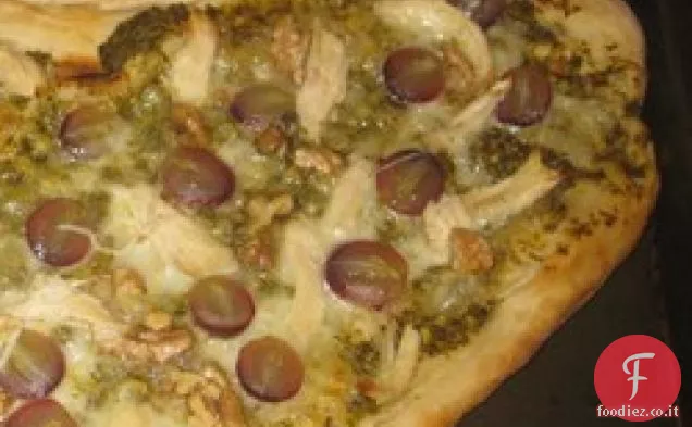 Pizza al pesto di uva, pollo e noci