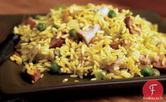 Un piatto di pollo e riso Kielbasa