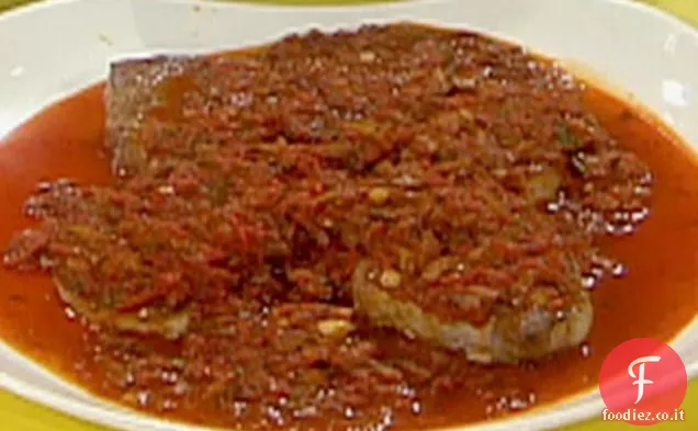 Braciole di maiale alla spagnola con chorizo e salsa di peperoncino arrosto e fagiolini