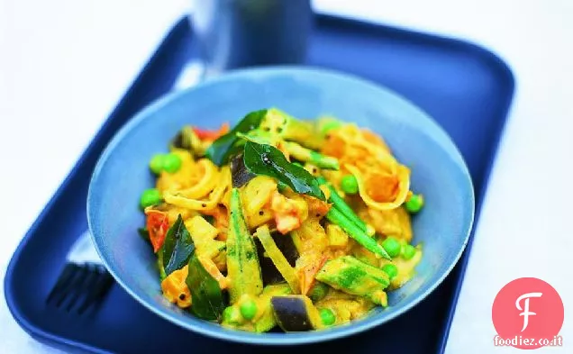 Curry di verdure dell'India meridionale con foglie di curry