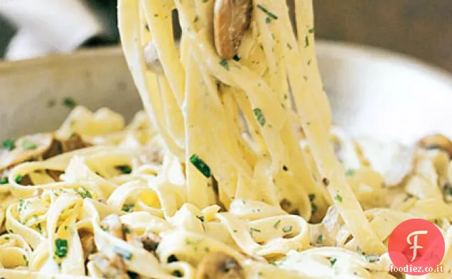 Fettuccine con Funghi, Dragoncello e salsa di Caprino