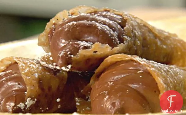 Trombe di pizzo magnolia con ripieno di crema di formaggio al cioccolato