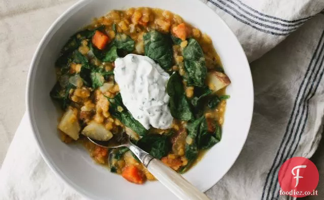 Zuppa di lenticchie rosse e verdure con yogurt all'erba cipollina