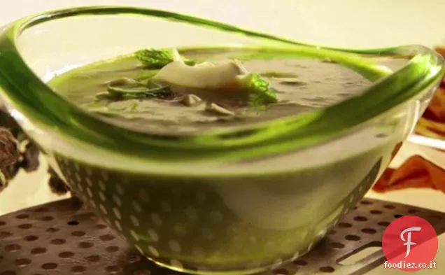 Zuppa di asparagi quasi cruda con yogurt e mandorle