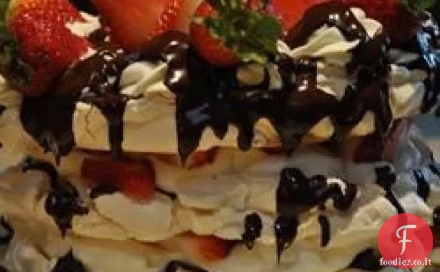 Torta di Meringa con Panna montata e lamponi
