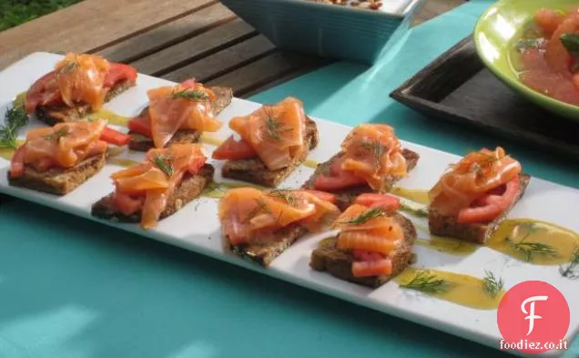 Salmone affumicato su pane di sette cereali alla griglia con pomodoro e aneto