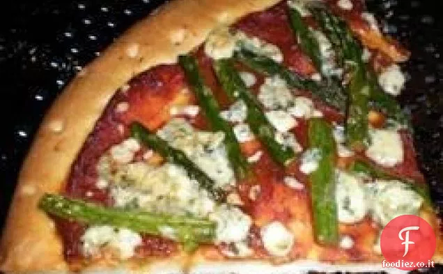 Pizza con formaggio blu e asparagi