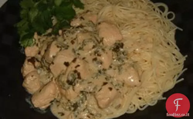 Pollo al coriandolo cremoso con un calcio