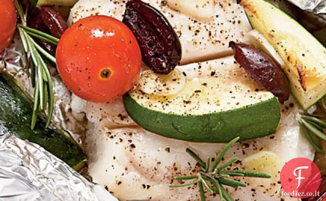 Halibut con pomodori, rosmarino e zucchine in pacchetti di alluminio