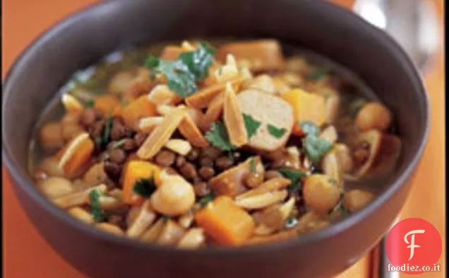Zuppa di lenticchie al curry, salsiccia e mandorle