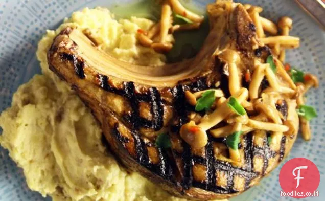 Braciole di maiale in salamoia con escabeche ai funghi e patate fracassate