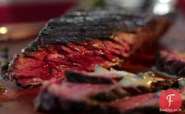 Bistecca alla griglia con salsa di pepe verde brandita