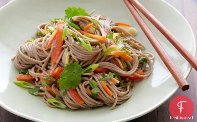 Insalata di noodle di grano saraceno