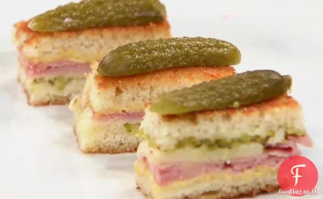 Mini Gruyere alla griglia e Prosciutto Sammies con Cornichons