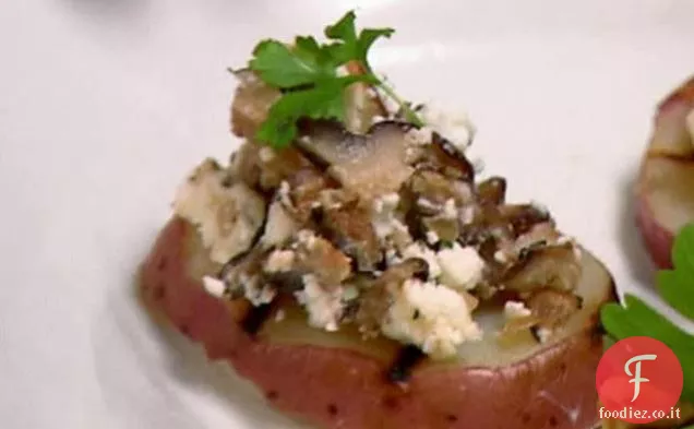 Patate novelle grigliate con funghi Shiitake, scalogno e formaggio di capra