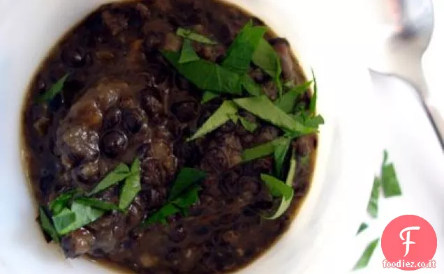 Zuppa di lenticchie nere con pepe nero e semi di cumino