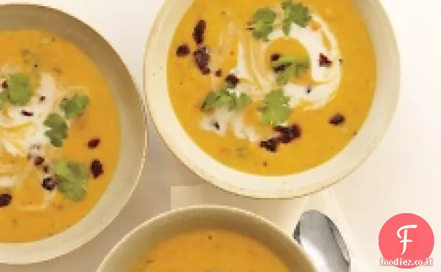 Zuppa di lenticchie rosse al curry con ciliegie secche e coriandolo
