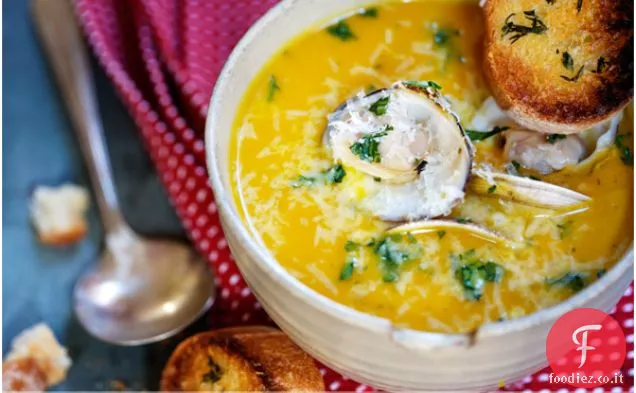 Zuppa di zucca invernale al curry con lenticchie rosse, latte di cocco e vongole