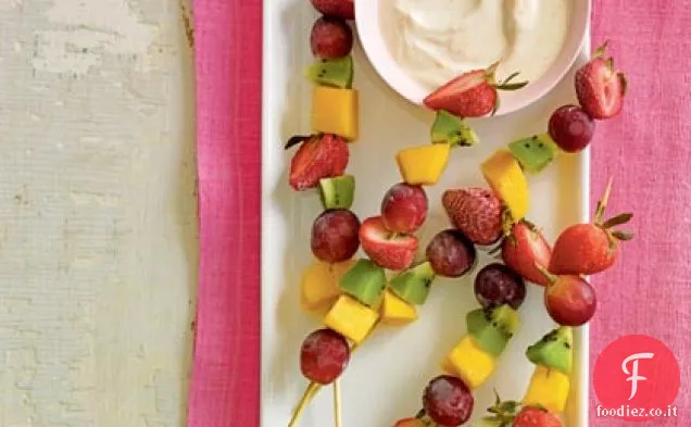 Spiedini di frutta surgelati con salsa di miele e yogurt