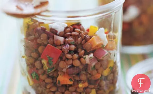 Insalata di lenticchie con carote, pomodori gialli e peperoni