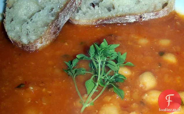 Zuppa di ceci, pomodori, lenticchie rosse e basilico