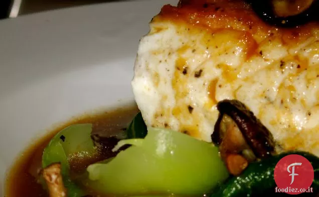 Halibut arrostito in brodo di dashi con Bok Choy e funghi Baby Shitake