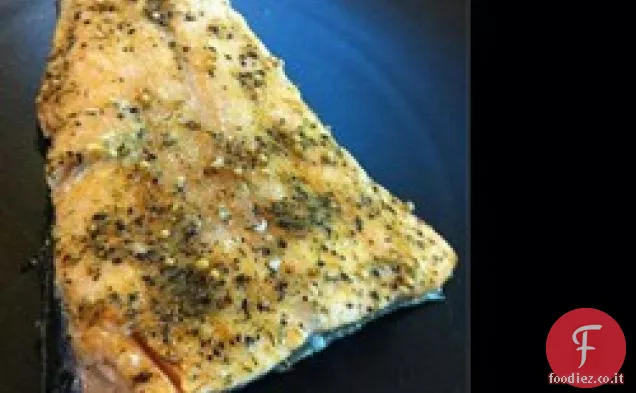 Pesce salmone al forno a basso contenuto di carboidrati