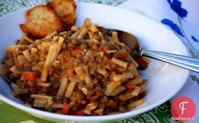 Zuppa di lenticchie con verdure e pasta