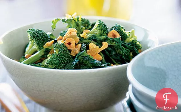 Insalata di broccoli con salsa di sesamo e anacardi