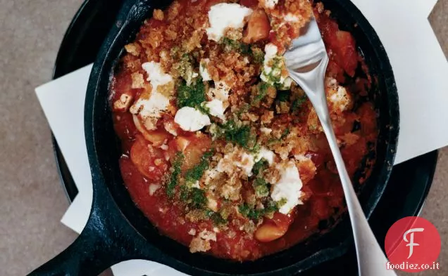 Fagioli di Lima giganti con pomodori stufati e pesto di origano