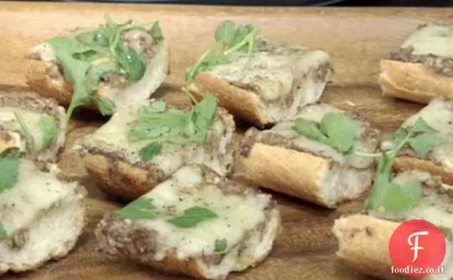 Pizza di pane francese alla griglia con pesto di funghi e Fontina