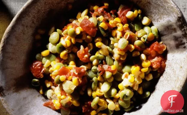Succotash di mais fresco, fagioli di Lima, pomodori e cipolla