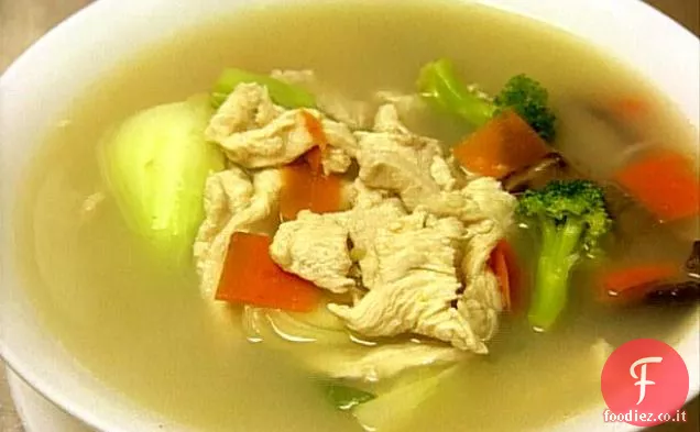 Trascinando tagliatelle con manzo e germogli di soia in zuppa
