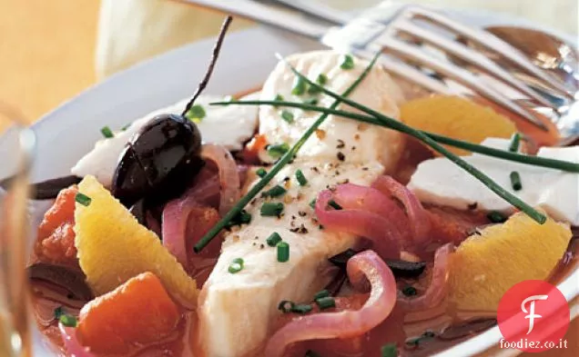 Halibut cotto a vapore con arance, pomodori e olive
