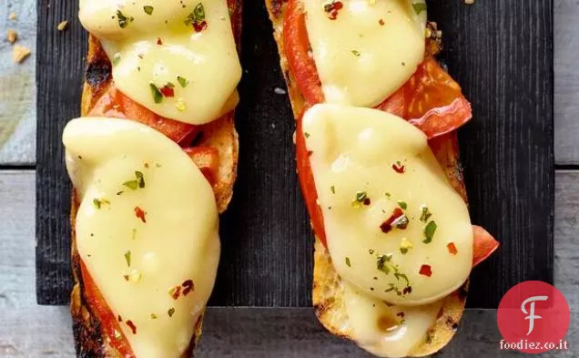 Formaggio grigliato al pomodoro a faccia aperta