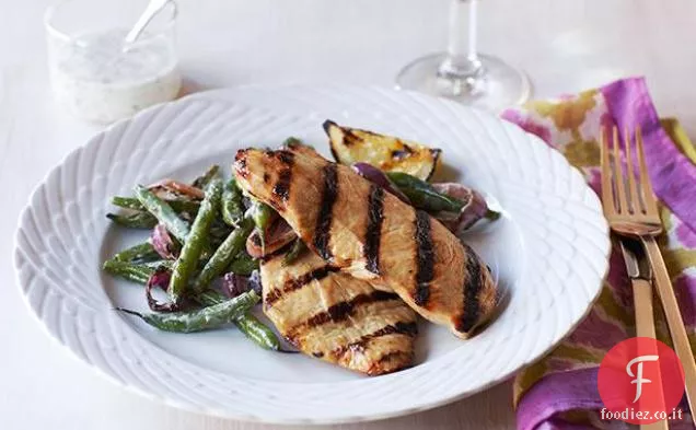 Pollo alla griglia con fagiolini e condimento al latticello