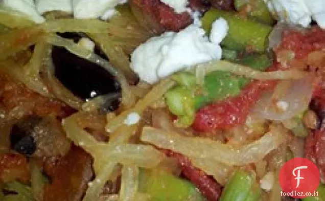 Zucca di spaghetti con pomodori arrostiti al fuoco