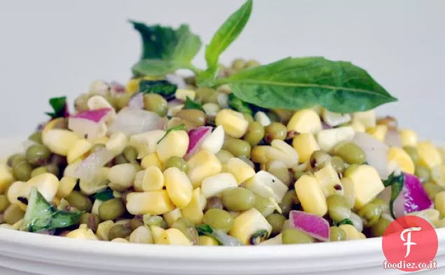 Insalata di fagioli Mung con mais e basilico