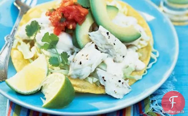 Tostadas di halibut con salsa di yogurt e lime