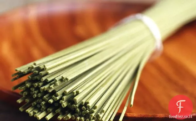 Verdure speziate di senape con noodles asiatici