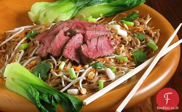 Insalata di noodle all'olio di peperoncino arancione freddo con bistecca