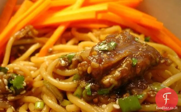 Insalata di noodle cinese con melanzane arrostite