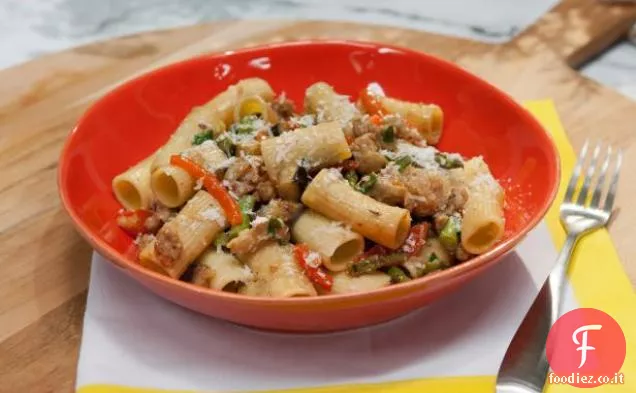 Rigatoni con Salsiccia di pollo piccante, asparagi, melanzane e peperoni arrostiti