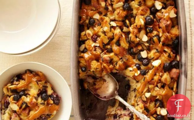 Budino di pane e riso ai mirtilli con salsa al caramello all'arancia