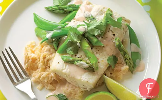 Pacchetti di pergamena di halibut con riso al cocco e mandorle