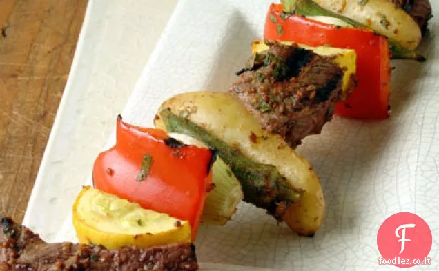 Carne di manzo, gombo e spiedini di patate