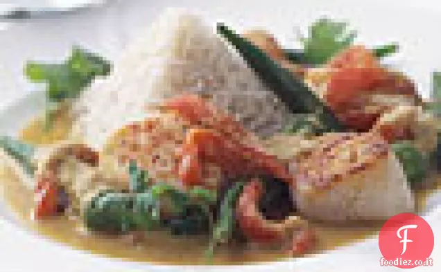 Capesante, gombo e pomodori in salsa di cocco al curry